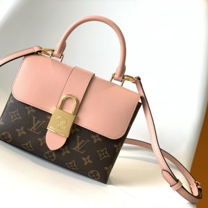 p480 This compact and stylish Locky BB handbag combines Monogram canvas with calf leather, featuring a striking oversized gold padlock clasp that blends refined sophistication with fashion-forward personality. Versatile enough to carry in multiple ways—suited for every mood and occasion—it ensures your fashion statement stays by your side: carry it by hand, on the wrist, or use the detachable strap for shoulder or crossbody wear.M44321 Blue  M44322 Bright Red M44653 Beige M44654 Caramel M44141 Black  M44080 Pink M44797 Army Green Dimensions: 20.0 x 16.0 x 7.5 cm